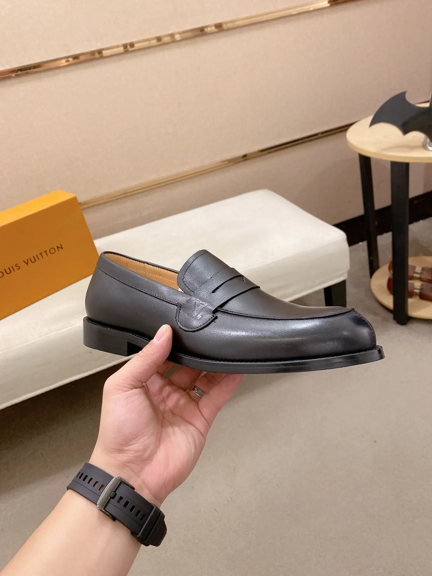 Men's Men's Shoes 500💰⚡️New models on the market⚡️Louis Vuitton (Louis Vuitton/LV) casual, business formal wear! Made with pure Italian craftsmanship, the upper is made of first-layer cowhide, which is full of texture! The lining is cowhide and the original rubber leather shoe outsole. The style is atmospheric and comfortable! Positive code 38-44
